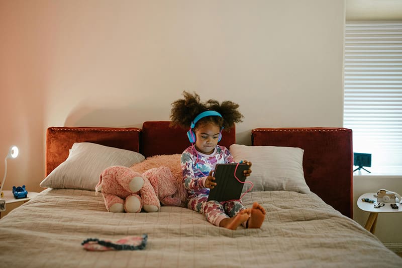 Pros & Cons of Electronics in Pediatric ABA Therapy: A Balanced Approach for Your Child’s Development | Chicago ABA Therapy
